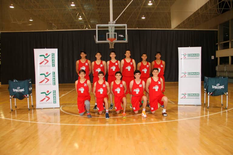 Entrega de uniformes a los integrantes de la Academia de baloncesto CONADE