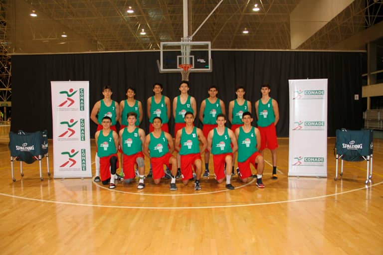 Entrega de uniformes a los integrantes de la Academia de baloncesto CONADE
